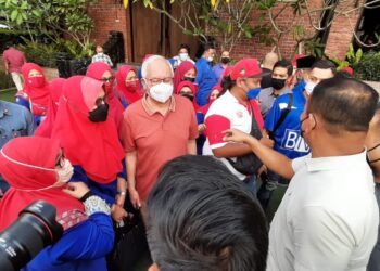 NAJIB Tun Razak menjadi perhatian selepas menghadiri perjumpaan Jentera Pergerakan Wanita UMNO peringkat nasional dan negeri di Villa D'Acqua, Masjid Tanah, Melaka. - UTUSAN/AMRAN MULUP