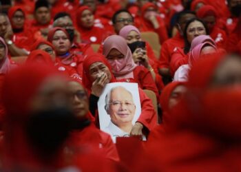 AHLI UMNO kelihatan tidak dapat menahan air mata semasa klip video bekas Perdana Menteri, Datuk Seri Najib Abdul Razak dimainkan pada Taklimat Khas Presiden UMNO di Dewan Merdeka, Pusat Dagangan Dunia Kuala Lumpur. - UTUSAN/AFIQ RAZALI