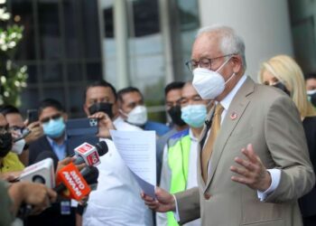 NAJIB Tun Razak ketika sidang akhbar selepas membuat laporan SPRM di Putrajaya, semalam. - FOTO/FAISOL MUSTAFA