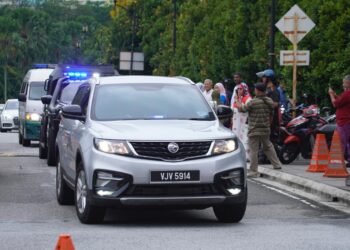 KENDERAAN dipercayai membawa Najib Tun Razak tiba di Kompleks Mahkamah Kuala Lumpur. - UTUSAN/AMIR KHALID