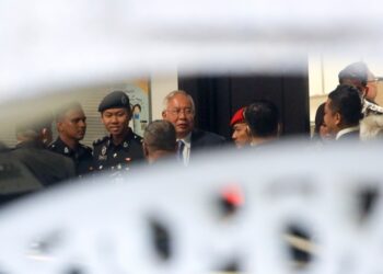 NAJIB Tun Razak meninggalkan mahkamah selepas hadir mendengar rayuan bagi mendapatkan dokumen bank membabitkan Goldman Sachs dan keluarga bekas Gabenor Bank Negara, Tan Sri Dr Zeti Akhtar Aziz di Mahkamah Rayuan Putrajaya, hari ini.