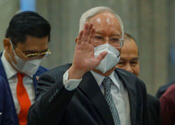 NAJIB Tun Razak (tengah) hadir pada hari kedua perbicaraan rayuan sabitan dan hukuman penjara kesnya berhubung penyelewengan dana SRC International Sdn Bhd berjumlah RM42 juta di Mahkamah Persekutuan, Putrajaya. - UTUSAN/FARIZ RUSADIO