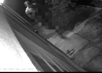 SEORANG lelaki telanjang bulat di kesan melalui CCTV sebelum memecah masuk sebuah rumah di Seksyen 20 di Shah Alam, Selangor pada awal pagi semalam.