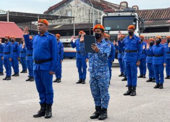 ANGGOTA APM Pulau Pinang melafazkan ikrar sempena majlis sambutan Hari Ulang Tahun Pertahanan Awam (HUTPA) kali ke-70 di Butterworth, Pulau Pinang, hari ini. 