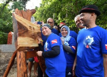 Nancy Shukri menandatangani plak Program Pelancongan Berasaskan Komuniti, Arca Dasar Laut di Pengkalan Kubang Badak, Langkawi, Kedah, hari ini.