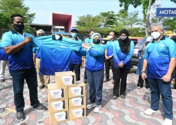 NANCY Shukri (tengah) pada  program lawatan diKlinik Kesihatan Ibu dan Anak (KKIA) Pulau Pangkor, Perak,  hari ini. 