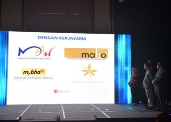 NANCY Shukri (kiri) ketika majlis pelancaran PRE2.0  bagi Kluster Penginapan di Kuala Lumpur semalam.