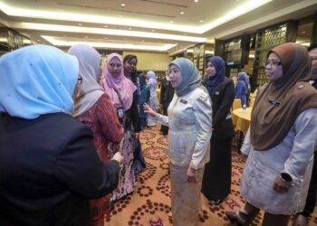 NANCY Shukri berbual bersama Penyelaras Kanak-Kanak Negeri dan Pelindung Daerah selepas sesi Town Hall di Putrajaya. -UTUSAN/FAISOL MUSTAFA