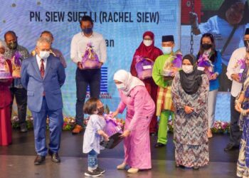 NANCY Shukri berbual dengan salah seorang penerima, Siew Suet Li pada Majlis Penyerahan Bantuan Kewangan Kepada Badan Bukan Kerajaan (BBK) dan Sumbangan kepada Penggiat Seni di bawah Kementerian Pelancongan, Seni dan Budaya di Petaling Jaya, semalam. - FOTO/SHIDDIEQIIN ZON