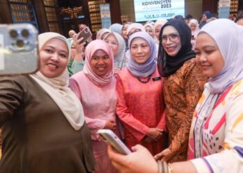 NANCY Shukri beramah mesra bersama pengasuh taska selepas Konvensyen Pengasuhan dan Pendidikan Awal Kanak-Kanak Berdaftar (PPBM) di KPWKM di Putrajaya. - UTUSAN/FAISOL MUSTAFA