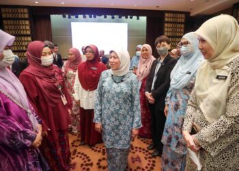 NANCY Shukri (tengah) beramah mesra bersama warga kementerian KPWKM di putrajaya. - UTUSAN/FAISOL MUSTAFA