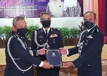 NANDA Maarof (kanan) dan Mohd. Said (kiri) pada majlis serah terima tugas Ketua Polis Daerah Seremban sambil diperhatikan Mohamad di IPD Seremban, hari ini.-UTUSAN/NOR SHAFAWATI YUP.