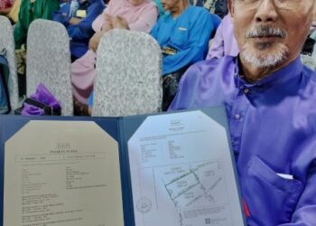 MD. Yassa Awiba menerima geran hak milik tanah yang disampaikan oleh Menteri Besar Johor, Datuk Onn Hafiz Ghazi dan penyandang Ahli Parlimen Sembrong Datuk Sri Hishamudin Hussein di dewan Serbaguna Felda Bukit Tongkat di Kluang semalam.