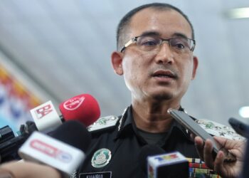 KHAIRUL Dzaimee Daud ketika ditemui pemberita pada Majlis Pelancaran Program Penempatan, Pekerjaan dan Pendapatan (3P) di Pusat Reintegrasi Penghuni Mantin, Nilai Seremban, Seremban,  hari ini. - UTUSAN/MOHD SHAHJEHAN MAAMIN