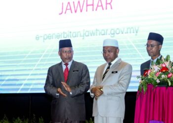 IDRIS Ahmad melancarkan portal penerbitan baharu JAWHAR pada Perhimpunan Agensi dan Majlis Apresiasi Menteri di Jabatan Perdana Menteri (Hal Ehwal Agama) di Putrajaya. - UTUSAN/FAISOL MUSTAFA