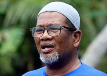 NASH bersama calon BN hadir menziarahi keluarga Allahyarham Hamizan Abdul Hamid di Kampung Olak Lempit, Sepang, Selangor.- UTUSAN/FAISOL MUSTAFA