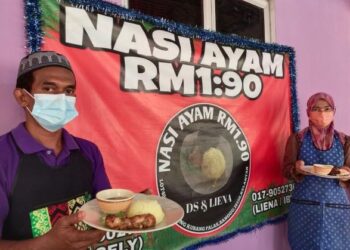 ROSLI Salleh bersama isterinya menunjukkan hidangan nasi ayam RM1.90 sebungkus yang dijual mereka di Kampung Kubang Palas, Banggu, Kota Bharu, Kelantan, hari ini. - FOTO/YATIMIN ABDULLAH