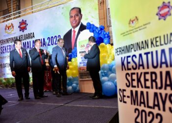M. SARAVANAN (tiga dari kanan) merasmikan Perhimpunan Keluarga Kesatuan Sekerja Se-Malaysia 2022 di SACC, Shah Alam, Selangor hari ini-UTUSAN/ ZULFADHLI ZAK