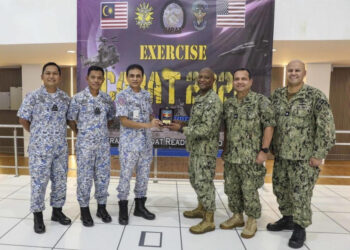 ANGGOTA Tentera Laut Amerika Syarikat dan Malaysia bertukar cenderamata selepas menamatkan Latihan Kerjasama Kesiapsiagaan dan Latihan Terapung (CARAT) Malaysia -  IHSAN TENTERA LAUT AS