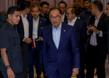 ANWAR Ibrahim selepas Mesyuarat Kabinet, di Pejabat Perdana Menteri, Putrajaya. - UTUSAN/FAISOL MUSTAFA