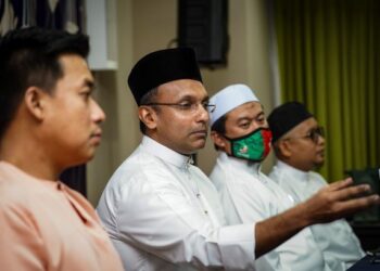 NAZIR Hussin Akhtar Hussin (dua dari kiri) bersama Ketua Pergerakan Pemuda UMNO Wilayah Persekutuan, Mohamed Nizham Abdullah Hamidi; Ketua Dewan Pemuda PAS Wilayah Persekutuan, Rashidi Abd. Razak (kanan) dan Ketua Dewan Pemuda Pas Titiwangsa, Abdul Rahman Hamzah (dua dari kanan) dalam sidang akhbar sempena Iftar Ramadan Ukhwah Islamiyah yang disertai Pergerakan Pemuda UMNO, Dewan Pemuda Pas, Armada Bersatu, PKR dan Amanah di Hotel Tamu, Kampung Baru, Kuala Lumpur hari ini. - UTUSAN/MUHAMAD IQBAL ROSLI