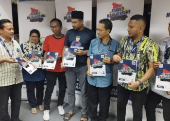 MOHD. Nazree Mohd. Yunus (kiri) memberi penjelasan berkaitan tawaran Rembau Maju Bersama kepada petugas pilihan raya PN di Bilik Gerakan PN Parlimen Rembau di Senawang dekat Seremban hari ini.-UTUSAN/NAZARUDIN SHAHARI.