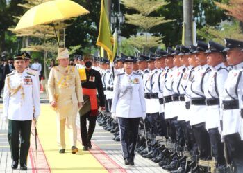 SULTAN Nazrin Muizzuddin Shah memeriksa kawalan kehormatan utama pegawai dan anggota Batalion Pertama Pasukan Gerakan Am Briged Utara Ulu Kinta pada   Istiadat Pembukaan Rasmi Tahun Pertama Dewan Negeri Perak Ke-15 di Bangunan Perak Darul Ridzuan di Ipoh hari ini. - UTUSAN/MUHAMAD NAZREEN SYAH MUSTHAFA