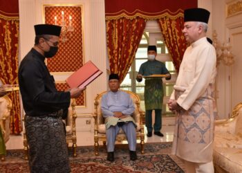 MUJIBURRAHMAN Abd. Rashid membaca akad penyerahan zakat perniagaan dan pendapatan  BSN berjumlah RM2.31 juta untuk MAIPk di hadapan Sultan Nazrin di Istana Changkat Persekutuan di Kuala Lumpur hari ini. - IHSAN MAIPk