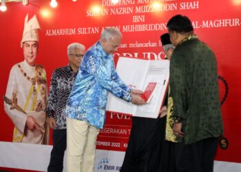 SULTAN Nazrin Muizzuddin Shah berkenan melancarkan buku Korupsi dan Kemunafikan Dalam Politik Melayu  di Karangkraf, Shah Alam, Selangor. - UTUSAN/ISKANDAR SHAH MOHAMED