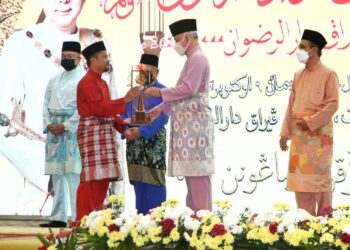 SULTAN Nazrin Muizzuddin Shah menyampaikan anugerah pada sambutan Maulidur Rasul 1444 Hijrah peringkat negeri di Bangunan Perak Darul Ridzuan di Ipoh, Perak,  hari ini. - UTUSAN/MUHAMAD NAZREEN SYAH MUSTHAFA
