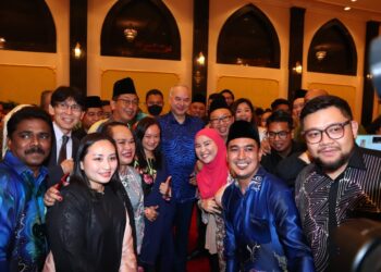 PENGAMAL media bergambar bersama Sultan Nazrin Muizzuddin Shah pada majlis santapan sempena Hawana di Istana Iskandariah Bukit Chandan, Kuala Kangsar. - UTUSAN/MUHAMAD NAZREEN SYAH MUSTHAFA