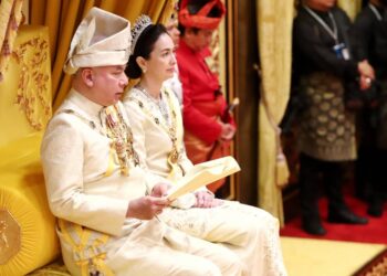 SULTAN Nazrin Muizzuddin Shah bertitah pada Istiadat Penganugerahan Darjah Kebesaran sempena sambutan Ulang Tahun Hari Keputeraan baginda di Istana Iskandariah di Bukit Chandan di Kuala Kangsar hari ini. - UTUSAN/MUHAMAD NAZREEN SYAH MUSTHAFA