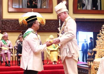 MOHD. Zuki Ali menerima Darjah Seri Paduka Cura Si Manja Kini (SPCM) sempena sambutan Ulang Tahun Keputeraan Sultan Nazrin Muizzuddin Shah di Istana Iskandariah Kuala Kangsar hari ini. - UTUSAN/MUHAMAD NAZREEN SYAH MUSTHAFA