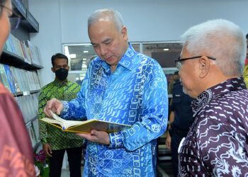 Sultan Nazrin  menyempurnakan pelancaran buku Korupsi Dan Kemunafikan Dalam Politik Melayu: Perlunya Disegerakan Transformasi Moral-Etika karya tokoh pemikir Islam, Profesor Emeritus Tan Sri Dr Mohd Kamal Hassan di Shah Alam.