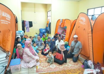 SEBAHAGIAN penduduk yang berpindah di SK Tok Deg selepas rumah mereka di Kampung Banggol Perol, Rantau Panjang, Kelantan. - UTUSAN/ROHANA ISMAIL