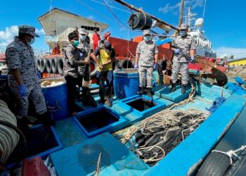 PEMERIKSAAN ke atas sebuah bot nelayan Vietnam yang ditahan Maritim Malaysia Kelantan, baru-baru ini. - UTUSAN/ TOREK SULONG