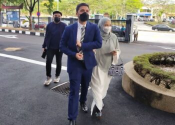 NOOR Neelofa dan Muhammad Haris tiba di pekarangan Kompleks Mahkamah Seremban pagi ini. - FOTO/NOR SHAFAWATI YUP