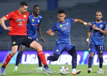 PENYERANG import Negeri Sembilan, Casagrande (kiri) cuba merampas bola daripada pemain PDRM FC dalam aksi Liga Super di Stadium Majlis Bandaraya Petaling Jaya, malam ini.-IHSAN PDRM FC