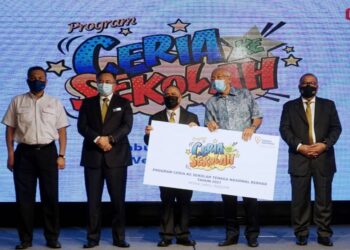 MAHDZIR Khalid (dua dari kanan) menyampaikan replika cek kepada Saarani Mohamad (tengah) pada Majlis Penyerahan Bantuan Persekolahan 'Ceria Ke Sekolah' Peringkat Negeri Perak, Ipoh, Perak, hari ini. - UTUSAN/ZULFACHRI ZULKIFLI