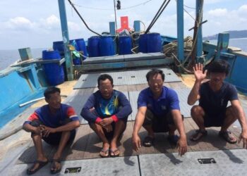 EMPAT kru termasuk seorang tekong warga Kemboja ditahan dalam Op Makmur, kira-kira 5,632 meter dari muara Sungai Kuantan, Pahang. - IHSAN MARITIM MALAYSIA PAHANG