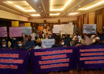 NELAYAN Pulau Pinang melaungkan bantahan terhadap projek tambak laut selepas mesyuarat agung Pen Mutiara di Batu Maung, Pulau Pinang hari ini.