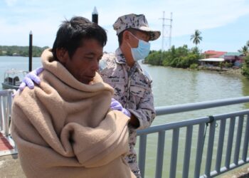 SEORANG kru bot nelayan ditemukan dalam keadaan selamat apabila berpaut pada tong plastik selepas dilaporkan terjatuh ke dalam laut semalam.