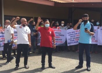 KIRA-KIRA 100 orang mewakili nelayan pengusaha persendirian bumiputera dari Terengganu, Kelantan, Pahang dan Johor membuat demonstrasi aman penangguhan pelaksanaan PLKS di Dewan Orang Ramai Kampung Peramu di Kuantan, Pahang. - FOTO/DIANA SURYA ABD. WAHAB