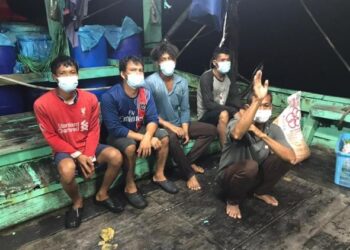 LIMA warga Myanmar ditahan kerana tiada dokumen pengenalan diri dan menangkap ikan di zon larangan dekat Pulau Jarak di Lumut, Perak, semalam. - IHSAN MARITIM MALAYSIA