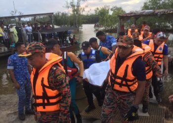 ANGGOTA pasukan penyelamat mengusung mayat Mahamad Haron yang ditemukan lemas di   Sungai Setiu dekat Kampung Baru Penarik, Setiu, Terengganu. - UTUSAN/ TENGKU DANISH BAHRI TENGKU YUSOFF