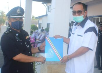 MOHAMMAD Shofee Tayib (kiri) menyampaikan sijil penghargaan kepada orang awam sempena sambutan  Hari Polis ke-215 peringkat IPD Pontian, di sini, hari ini.
