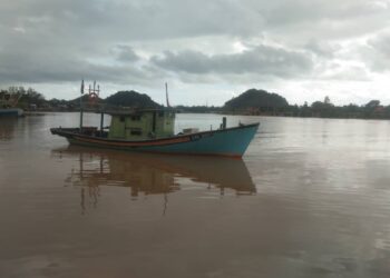 BOT dinaiki dua nelayan yang ditemukan selamat selepas mengalami kerosakan dan gagal dihubungi di Kemaman, Terengganu, hari ini.
