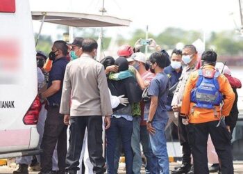 Mayat nelayan yang menjadi mangsa bot karam akibat dibadai ombak besar di Kalimantan Barat dibawa ke Hospital di Pontianak. - TRIBUNENEWS