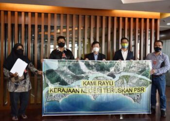 NELAYAN dari Unit Permatang Tepi Laut, Fajinah Jaafar menyerahkan nama dan tandatangan nelayan serta penduduk yang menyokong projek PSR kepada Chow Kon Yeow di Georgetown, Pulau Pinang hari ini.