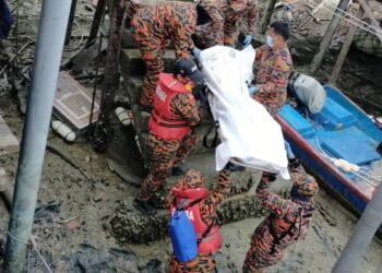 ANGGOTA bomba mengusung mayat Jam Md. Ross tepi tebing selepas ditemukan kira-kira 4.2 batu nautika dari Sungai Pulai, Perairan Sabak Bernam pagi ini.